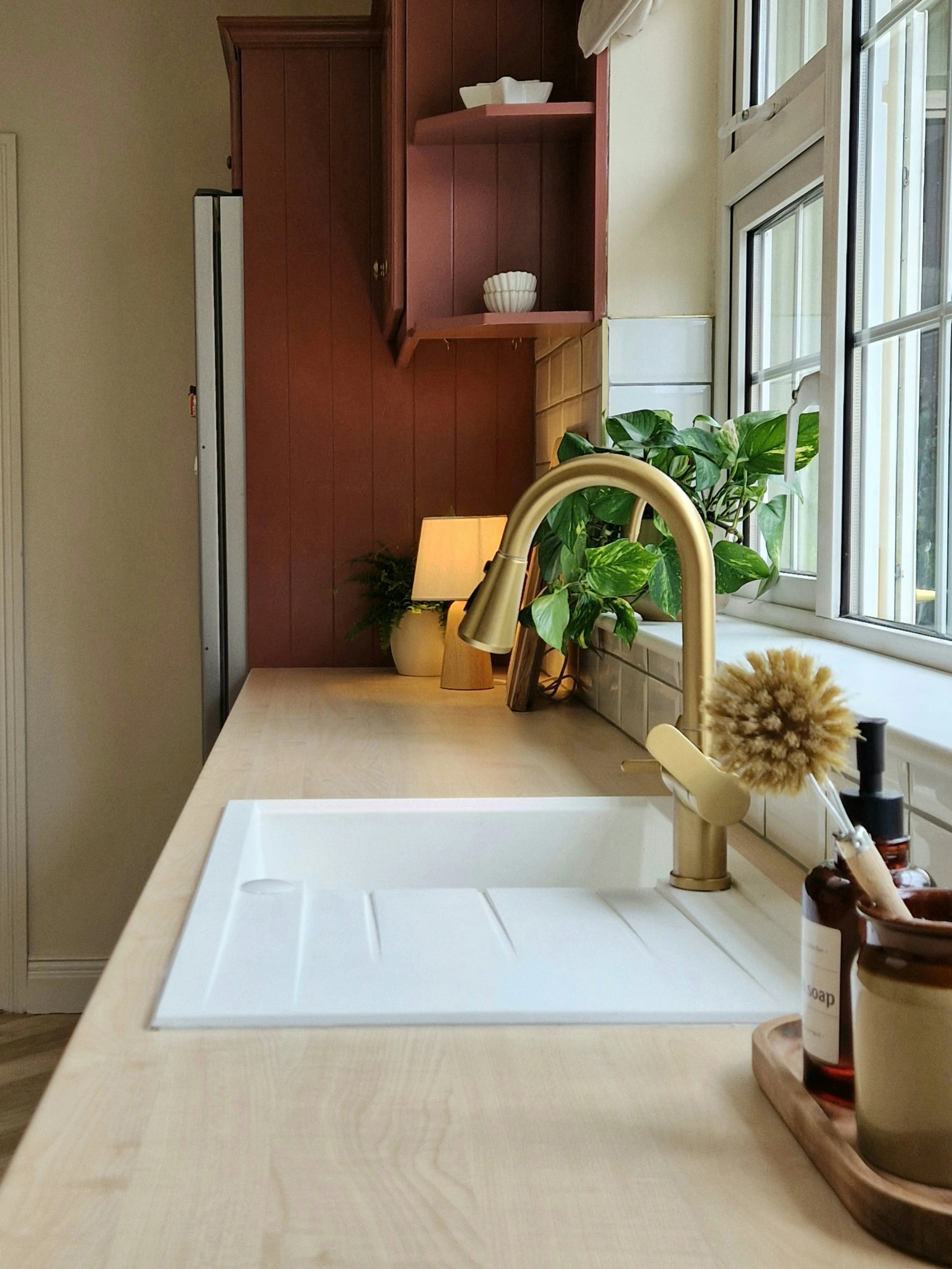 In a recent episode of Salvage Squad, Cathy Angelini led the transformation of a pine kitchen to a chic new-look space. Cabinets were painted an earthenware colour, a new pale wood stain was put on an old pine table and kitchen chairs were refreshed with a subtle sage green paint.